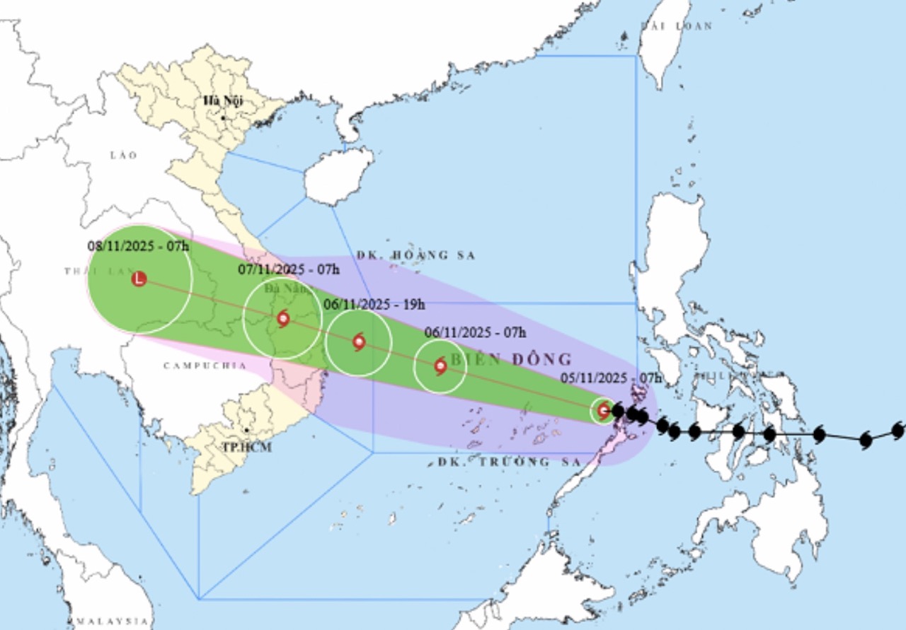 Update the path and areas directly affected by storm No. 13 Kalmaegi, which is accelerating to make landfall in Vietnam. Photo: NCHMF
