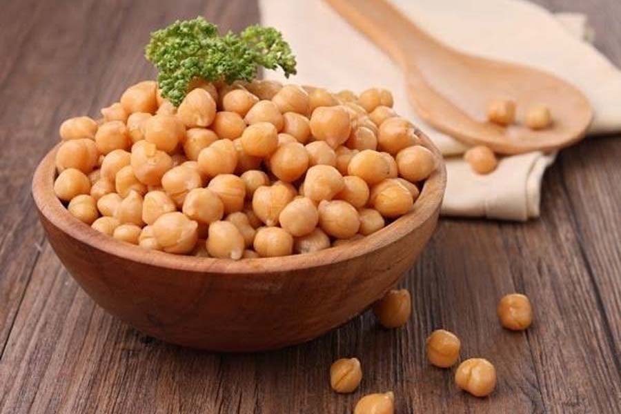 Nutritionists recommend checking the labels of roasted chickpeas carefully and prioritizing natural or home-roasted products. Photo: An Nhien