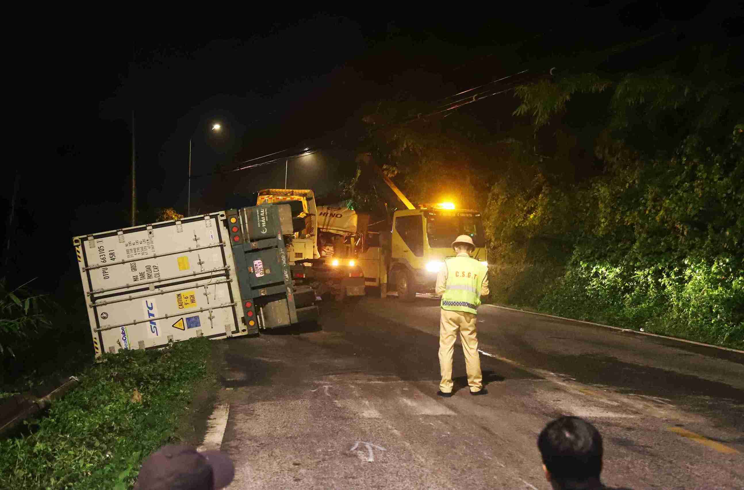 Canh sat Giao thong dieu tiet, phan luong giao thong tai hien truong tai nan. Anh: Nguyen Quan