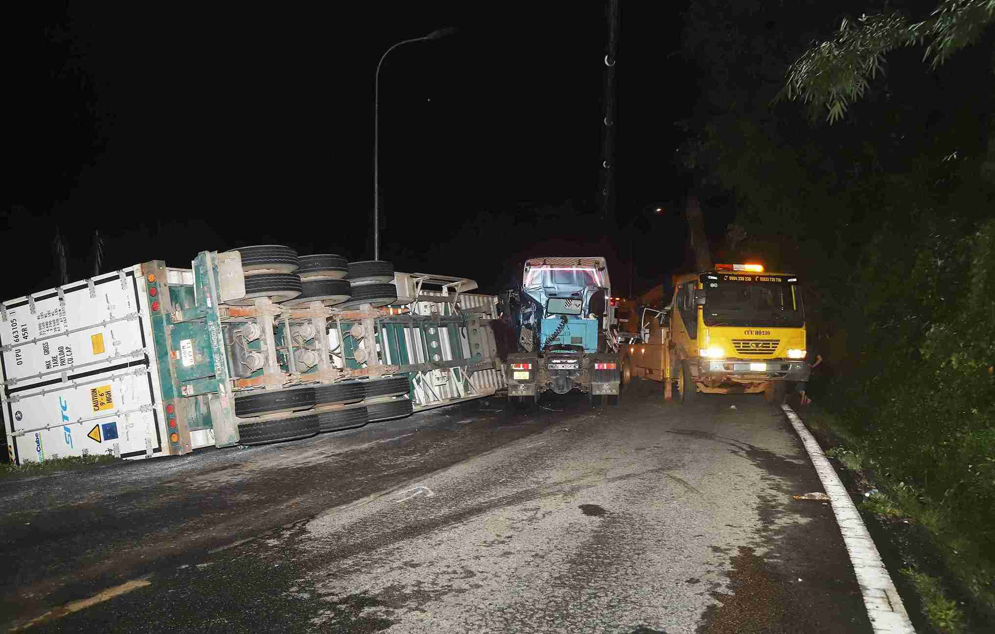 Hien truong vu tai nan giao thong giua container va xe tai tren deo Bao Loc. Anh: Nguyen Quan