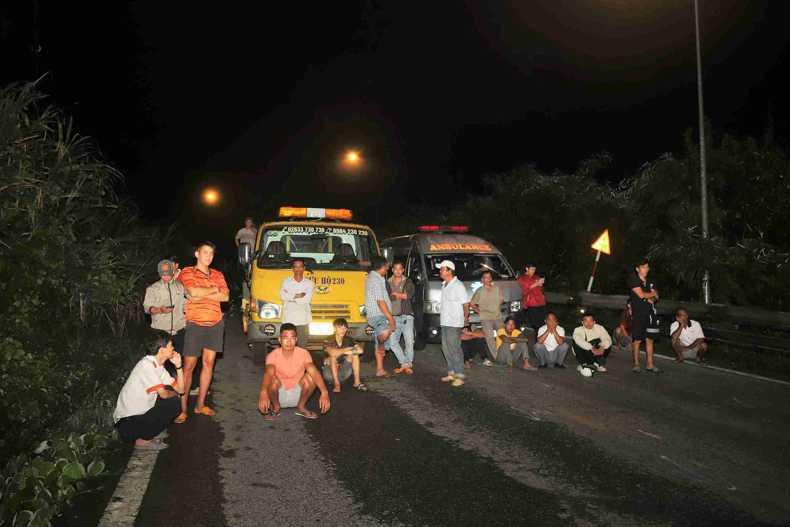 Nguoi tham gia giao thong moi met cho doi luc luong chuc nang giai phong hien truong tai nan. Anh: Nguyen Quan