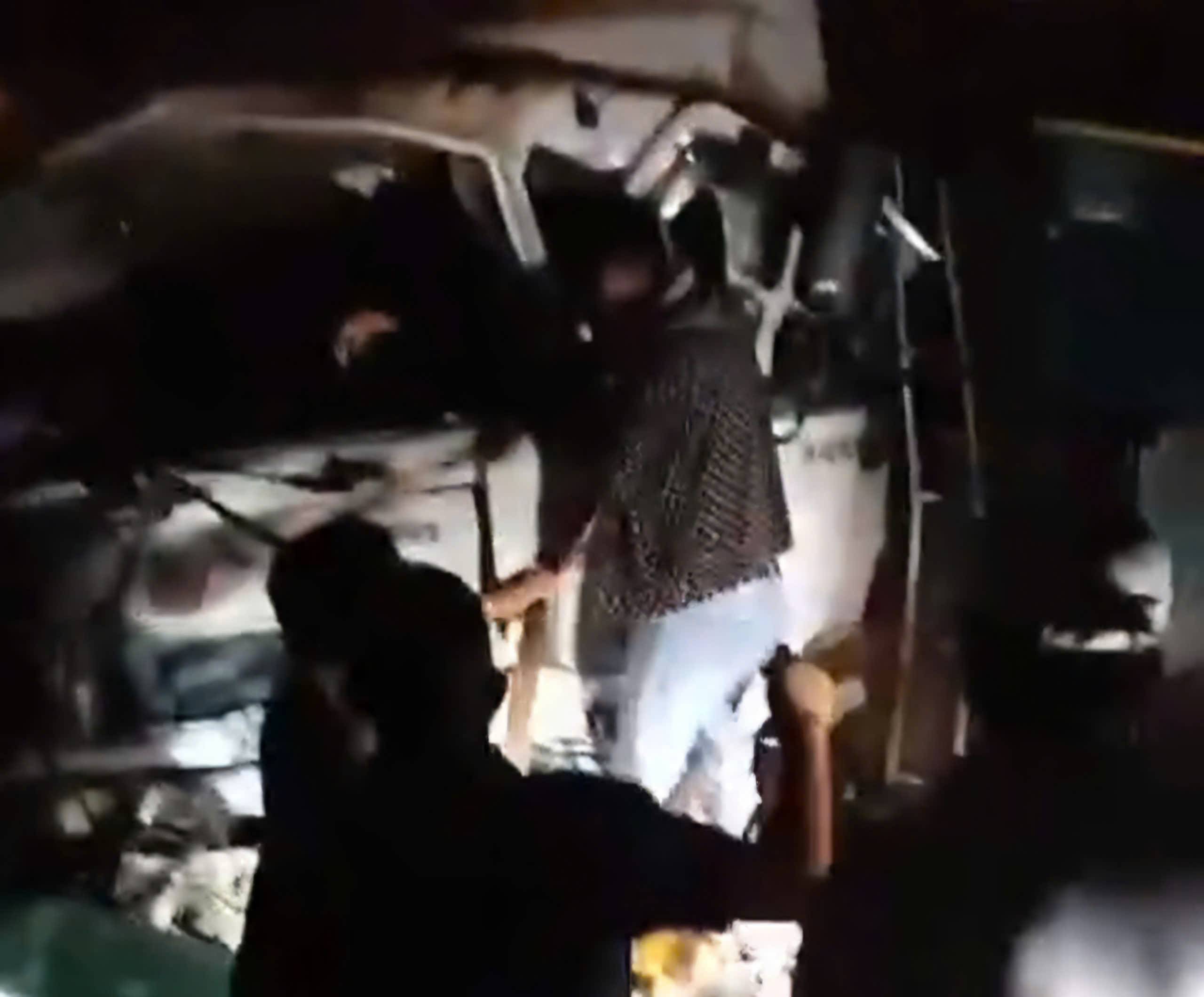 Nguoi di duong cung nhau pha cua cuu tai xe xe tai mac ket trong cabin. Anh: Nguoi dan cung cap