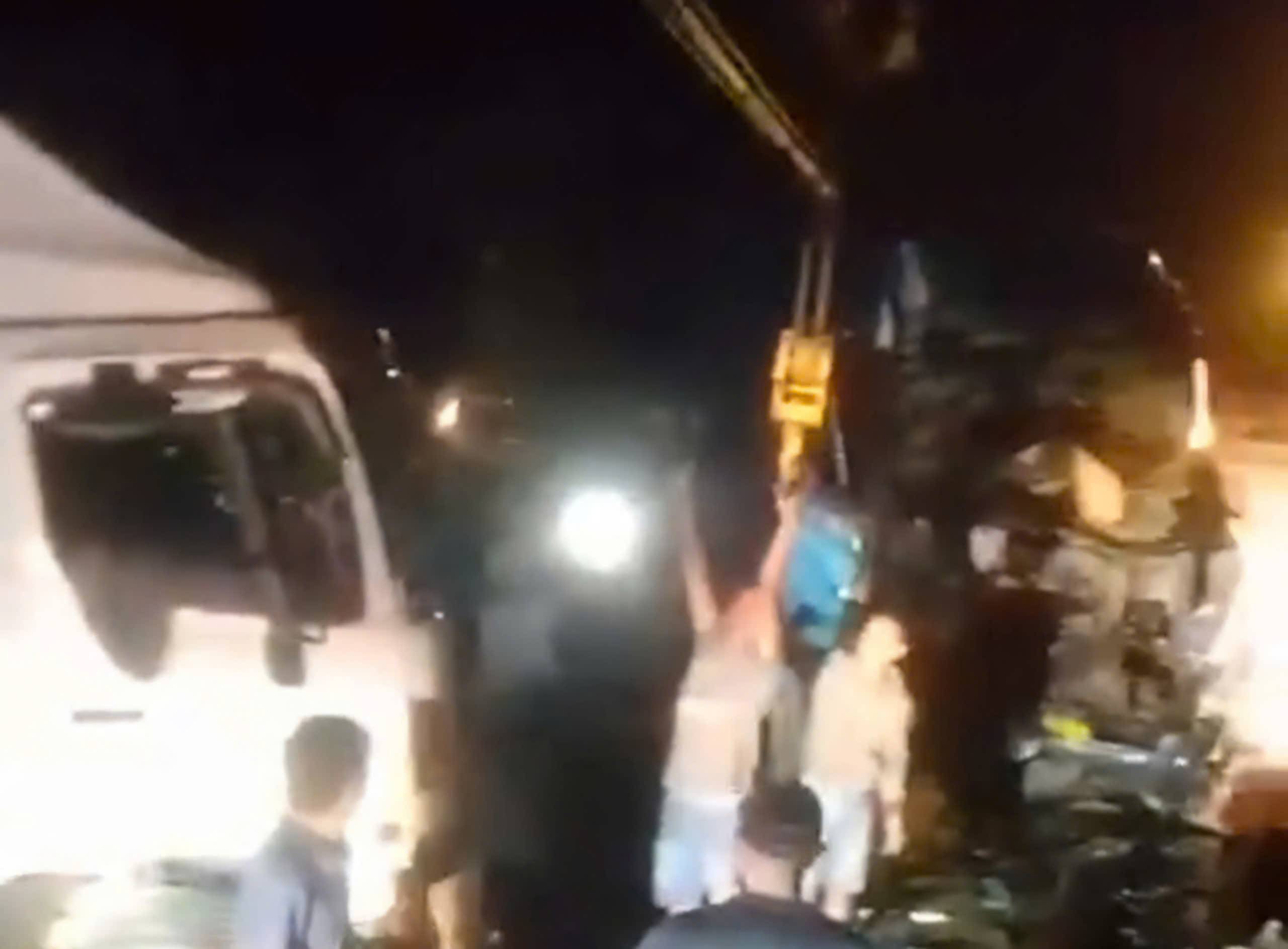 Xe cau tham gia pha cua cuu tai xe xe tai mac ket trong cabin: Anh: Nguoi dan cung cap.