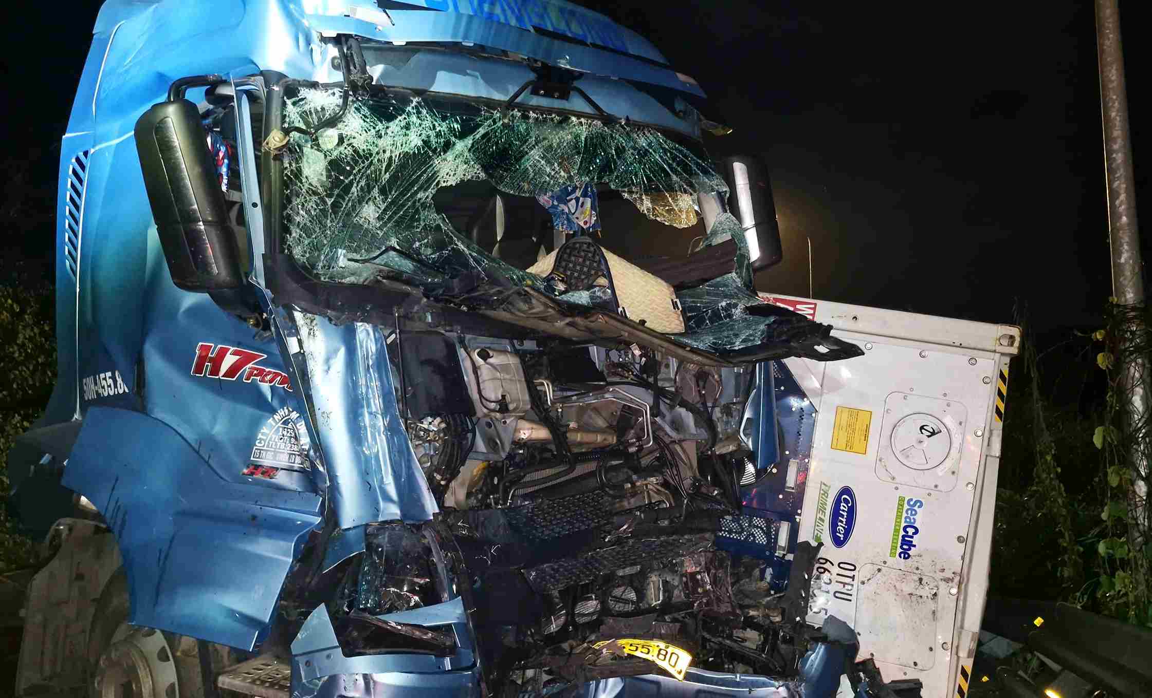 Dau xe container bi bep dum bien dang sau tai nan. Anh: Nguyen Quan