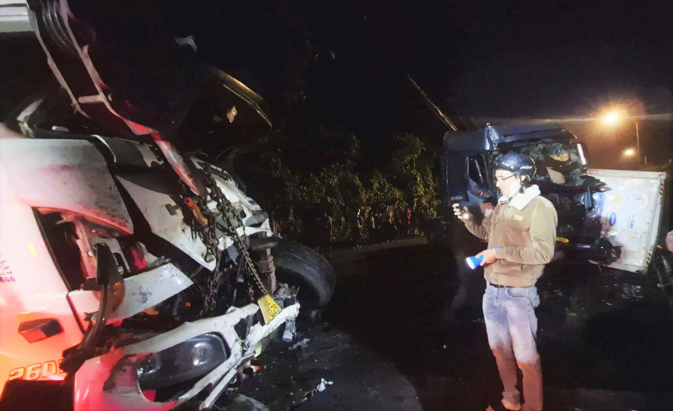 Cu dau dau truc dien khien phan dau 2 xe bien dang, dap nat. Anh: Nguyen Quan