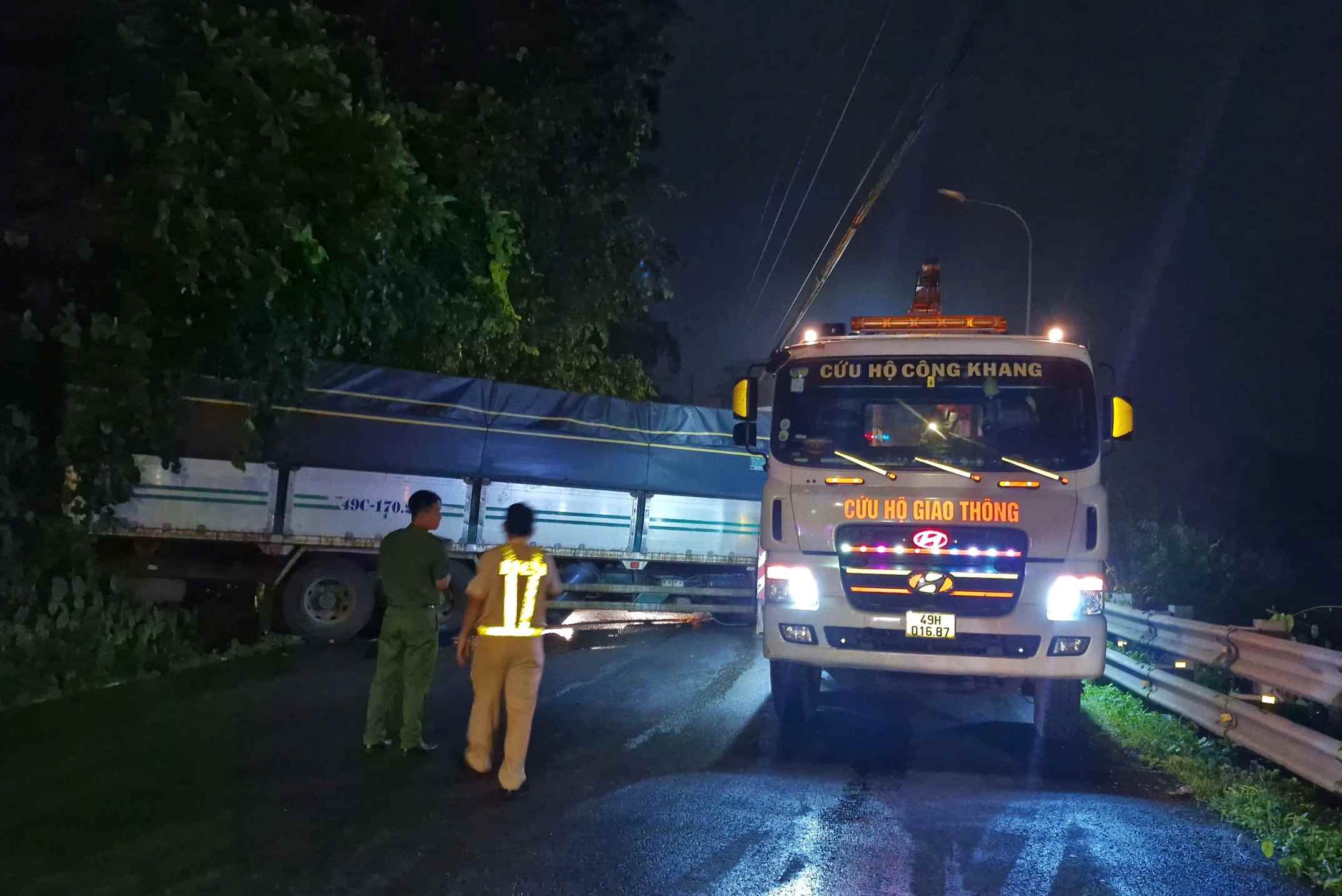 Co quan chuc nang kham nghiem hien truong vu tai nan. Anh: Nguyen Quan