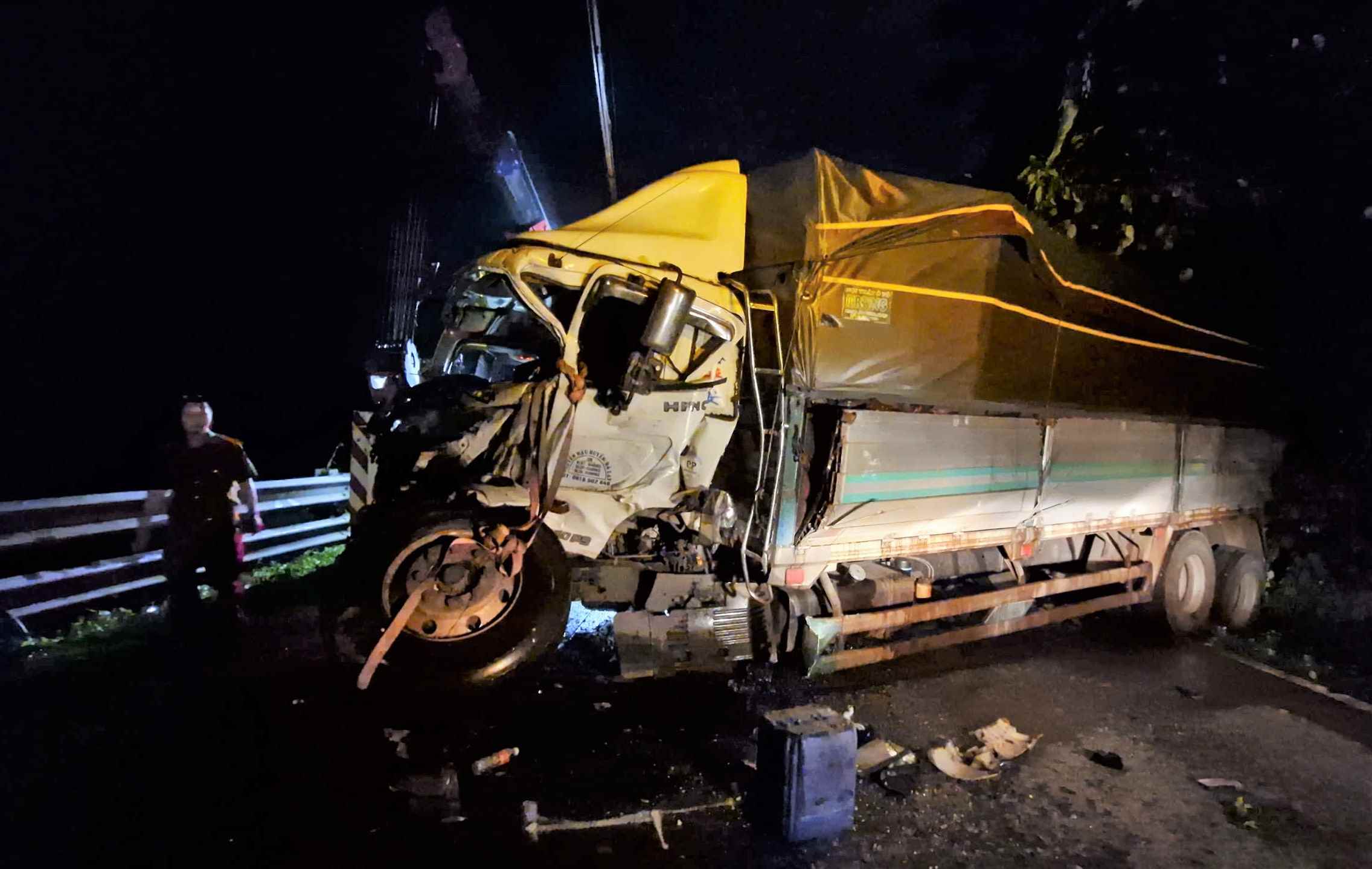 Cabin xe tai bi bien dang sau cu tong truc dien cua container dang do deo Bao Loc. Anh: Nguyen Quan