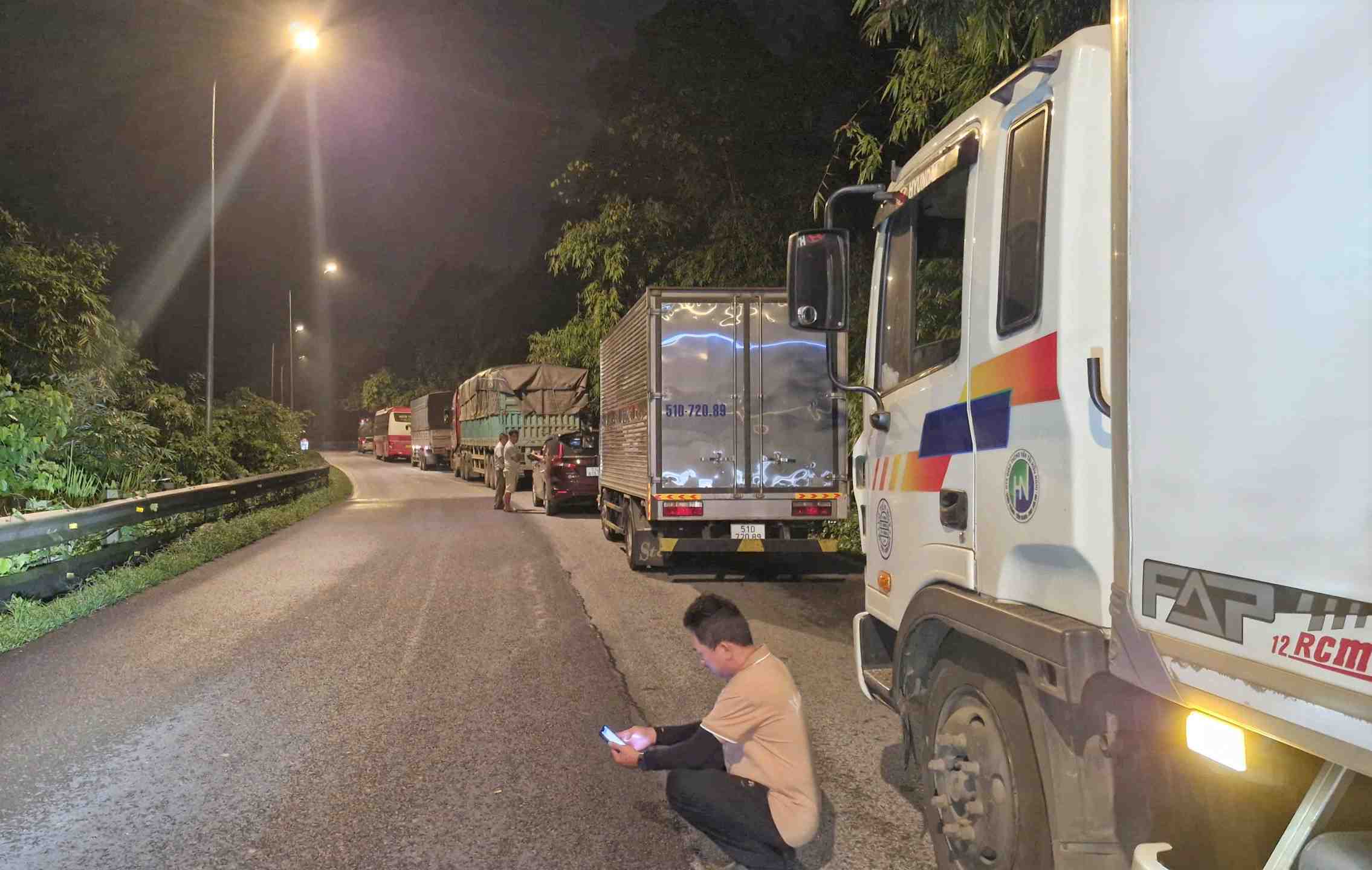 Tai nan khien giao thong tren deo Bao Loc te liet, xe co noi duoi nhau nam cho nhieu gio lien. Anh: Nguyen Quan