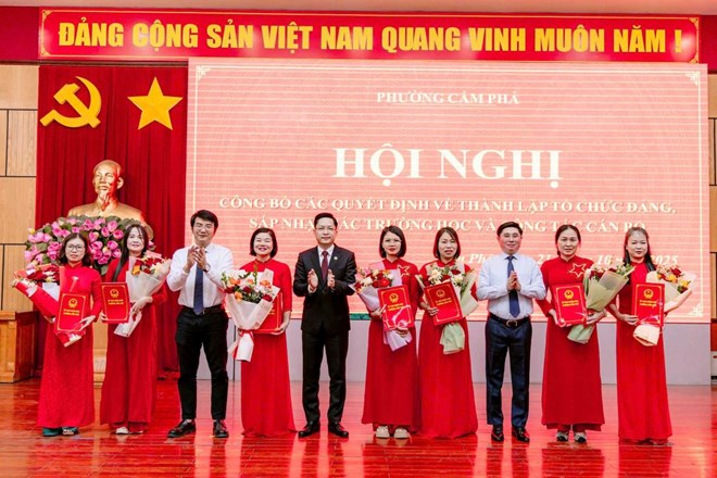 Cam Pha Ward (Quang Ninh) presented the decision to establish and appoint officials of public educational institutions in the ward. Photo: Cam Pha Ward Information Portal