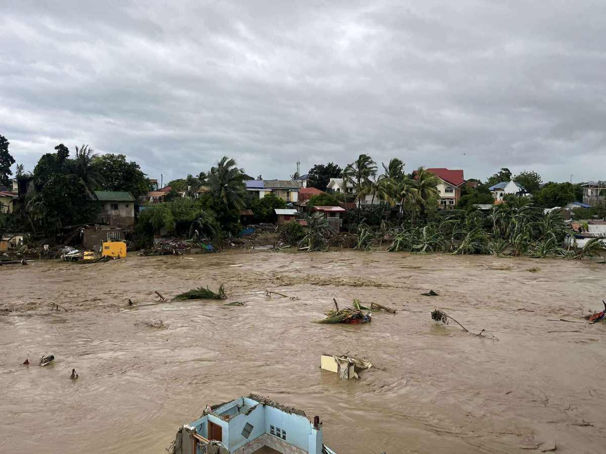 Lu lon sau bao so 13 tan pha nhieu ngoi nha tai Sitio Isla Verde, Barangay San Isidro, thanh pho Talisay, tinh Cebu. Anh: Philippine Weather System/Pacific Storm Update
