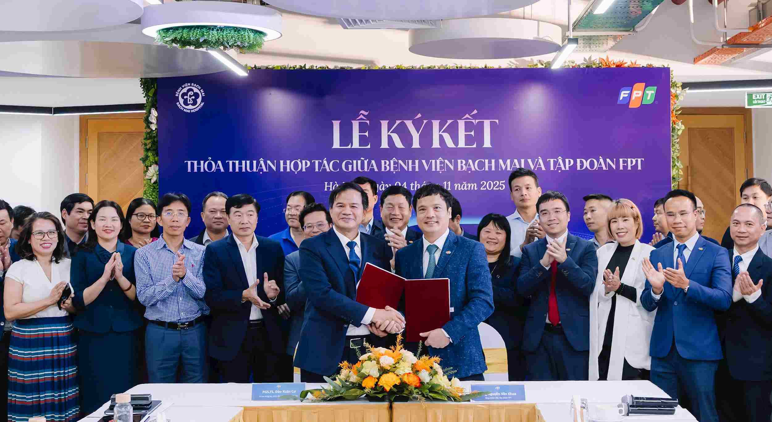 Benh vien Bach Mai va Tap doan FPT trao thoa thuan hop tac. Anh: Van Anh