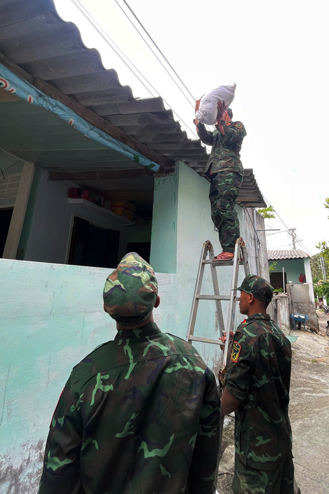 Bo doi giup nguoi dan xa dao Nhon Chau chang chong mai ton. Anh: Hoai Phuong