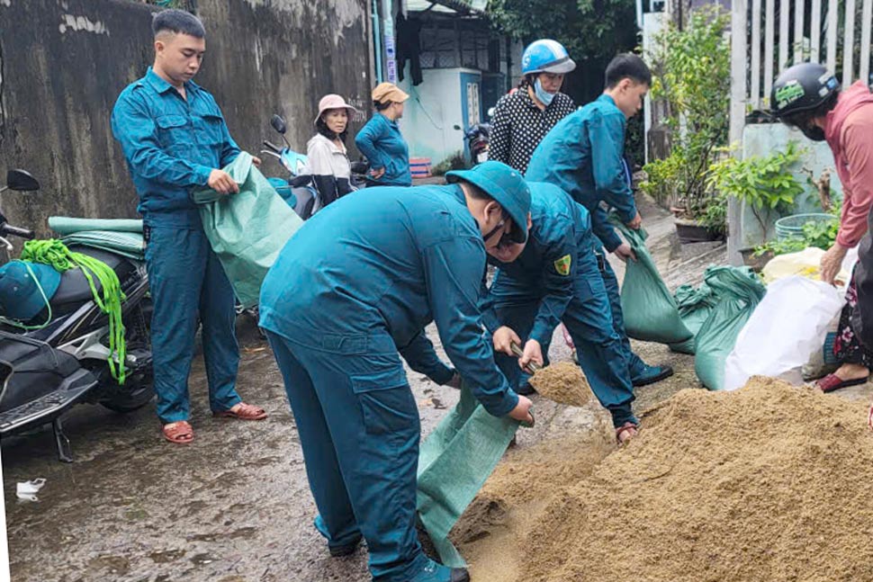 Luc luong xung kich phuong Quy Nhon Nam giup dan chang chong nha cua. Anh: Hoai Phuong