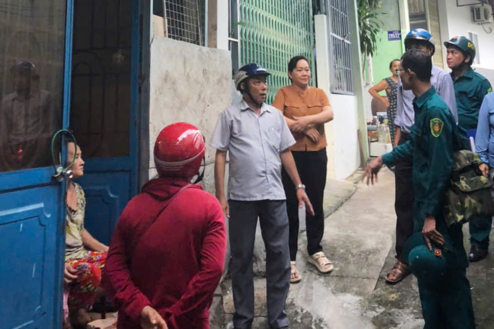 Can bo phuong Quy Nhon Nam van dong nguoi dan di doi. Anh: Hoai Phuong