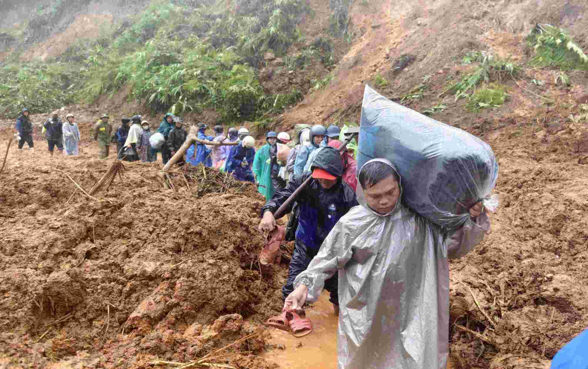 Da Nang's total efforts to open roads and provide food to people in the area are still cut off and isolated. Photo: Truong An