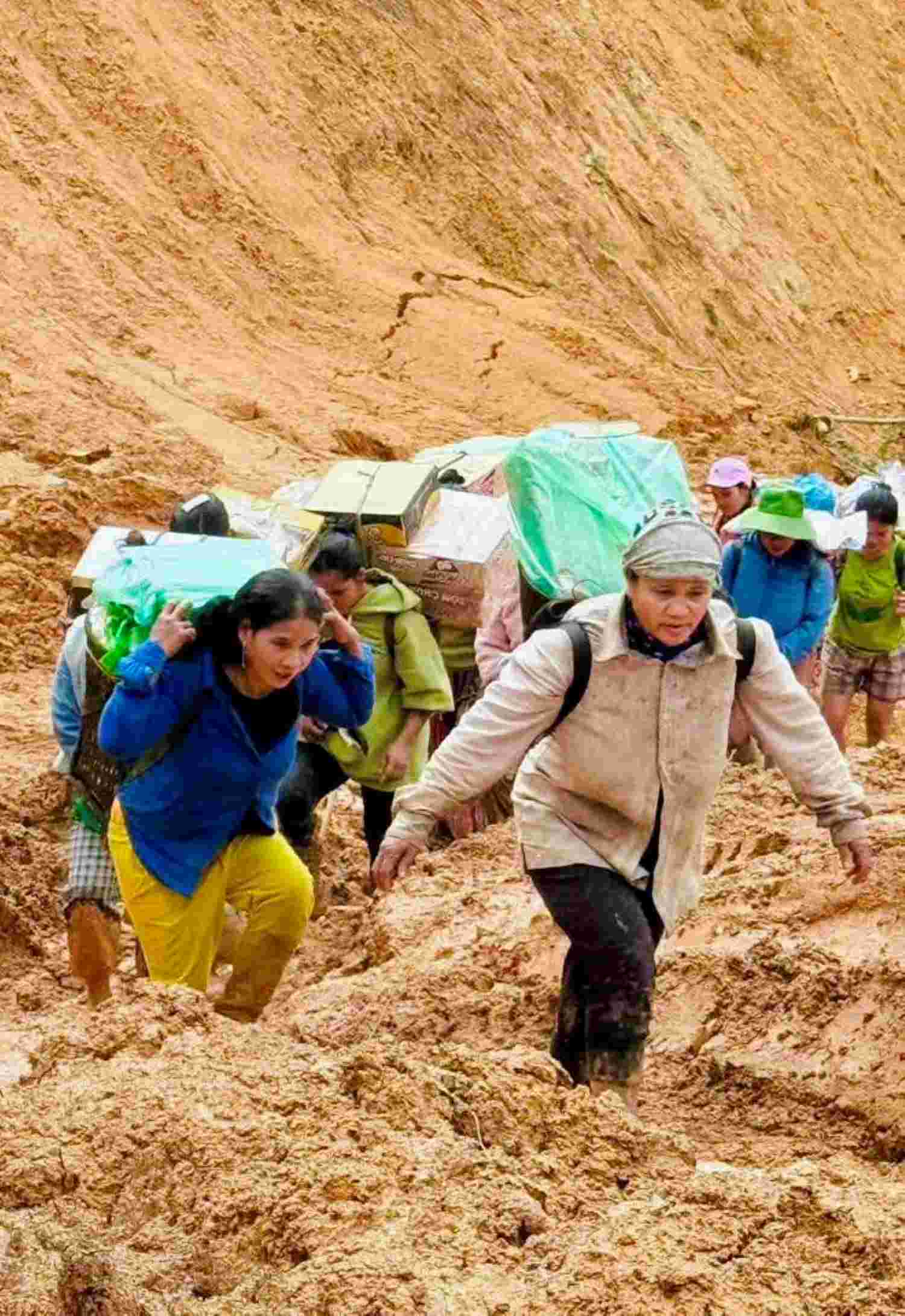 Da Nang tong luc mo duong, tiep te luong thuc cho dan o vung con chia cat, co lap. Anh: Truong An