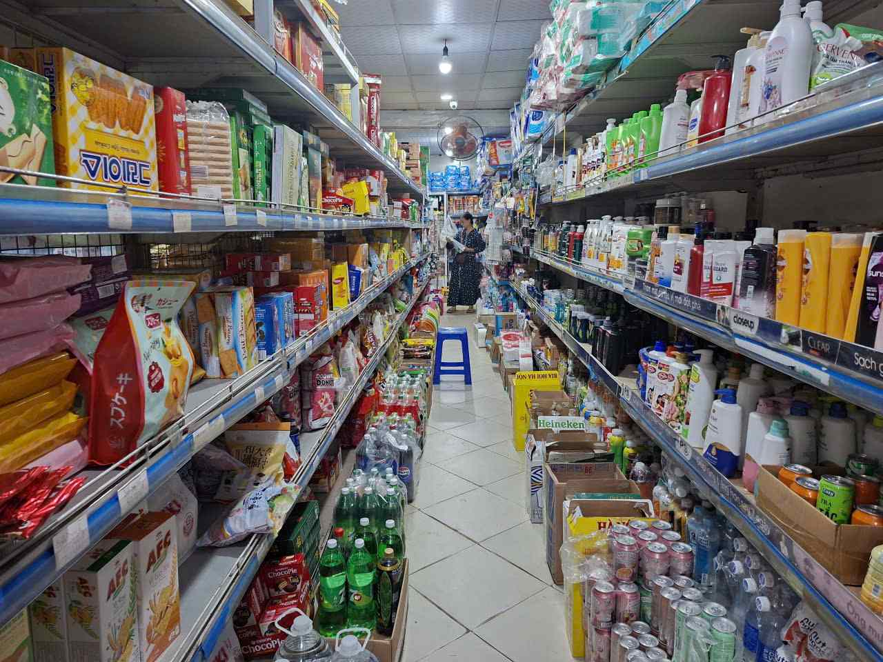 The tax sector is accelerating support for business households to convert before the contract tax mechanism ends and they switch to tax declaration. Photo: Luc Giang