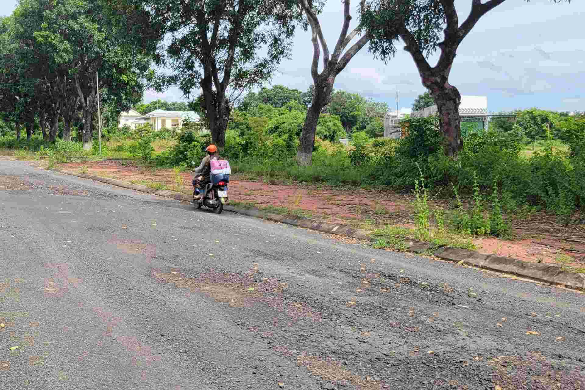 The newly repaired road is broken, causing frustration among residents and sending a complaint to the authorities. Photo: Tan Manh