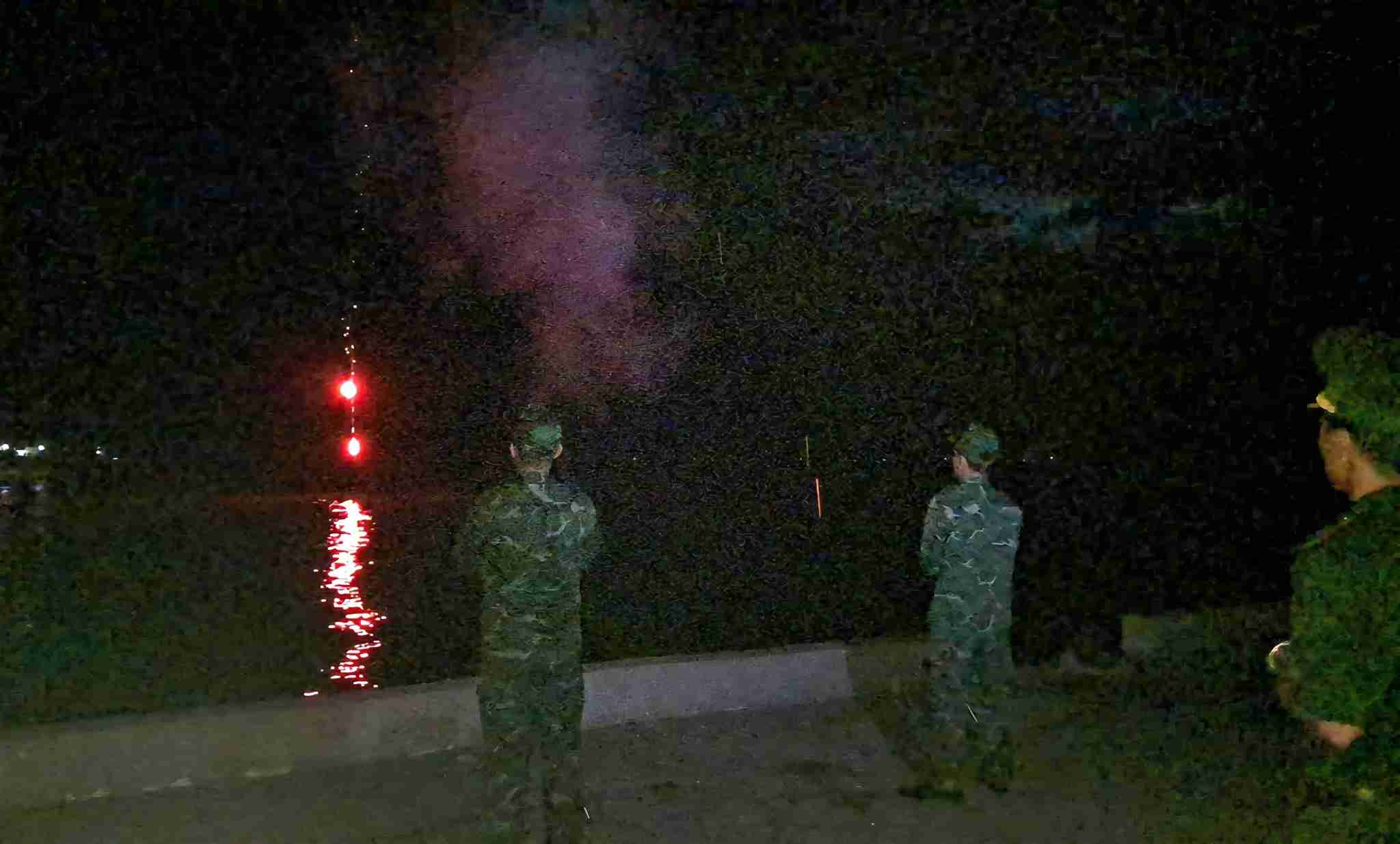 Border Guard Station in Khanh Hoa fired storm warning flares, boats urgently searched for shelter from storm No. 13. Photo: Phuoc Dinh