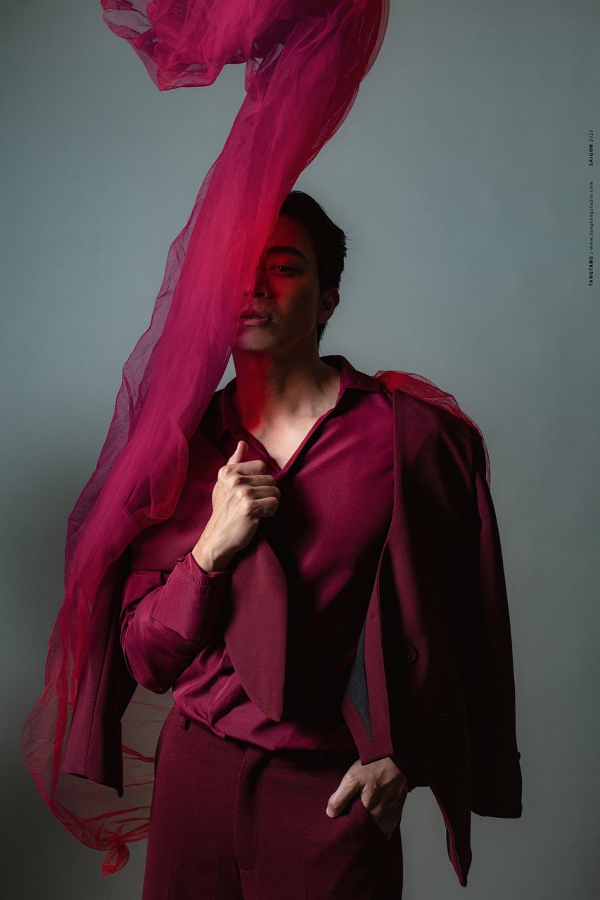 Ca si Lan Nha. Anh: Nghe si cung cap. 