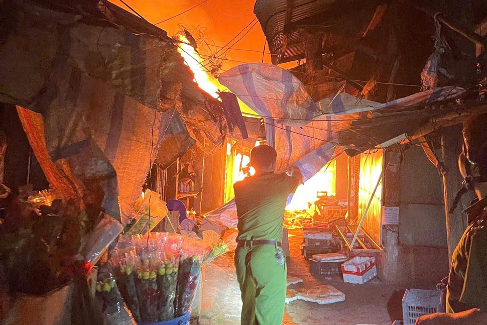 Gia Lai provincial authorities assisted people in extinguishing the fire. Photo: Hoai Phuong