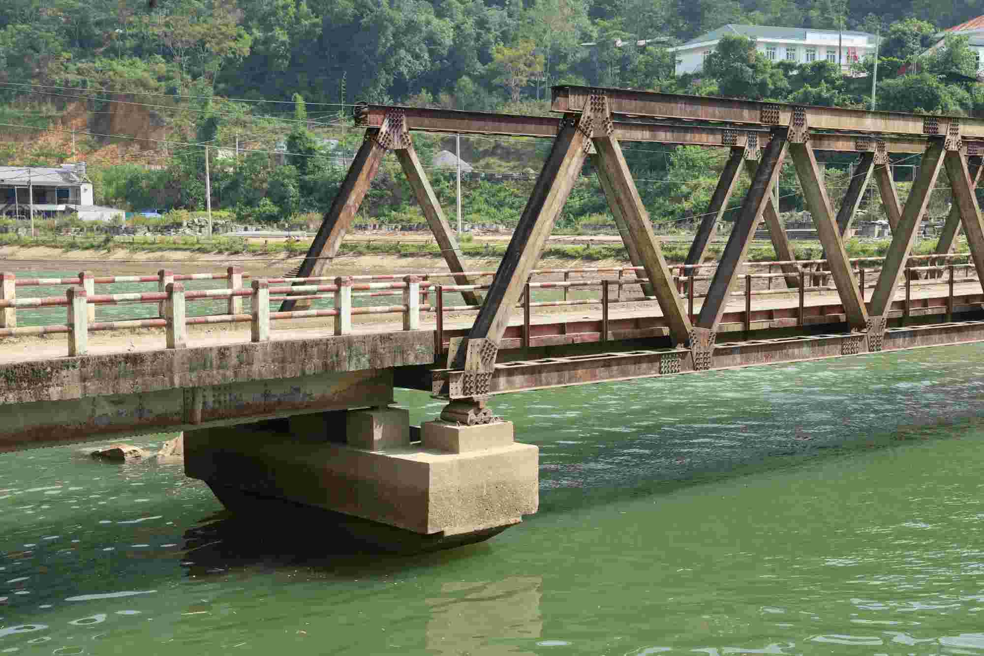Muong Hum Bridge has not been maintained or repaired for a long time, so its structure has been somewhat affected after floods. Photo: Van Duc