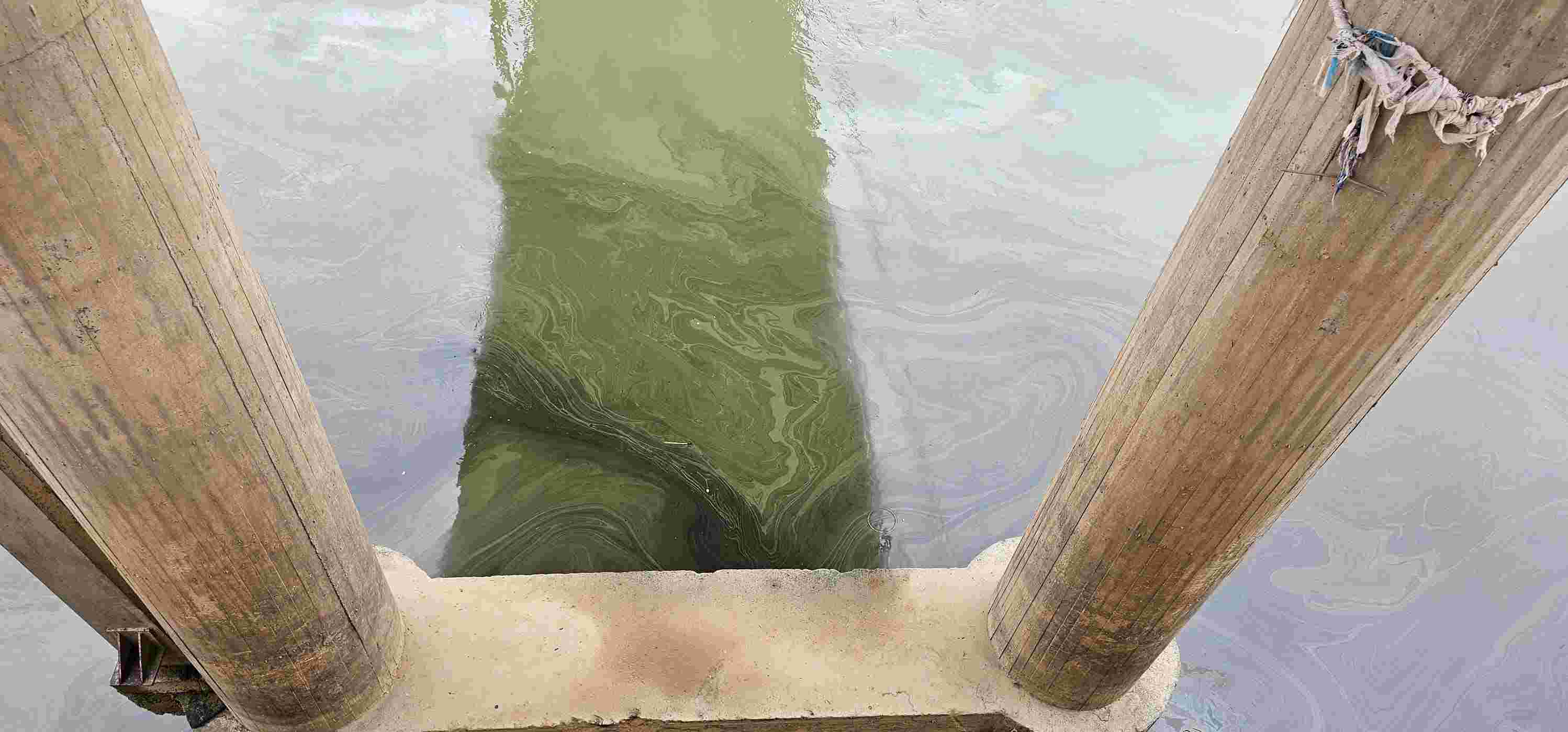 Imagen de petroleo flotando en el rio Bang justo al pie del puente Gia Cung. Foto: Tan Van