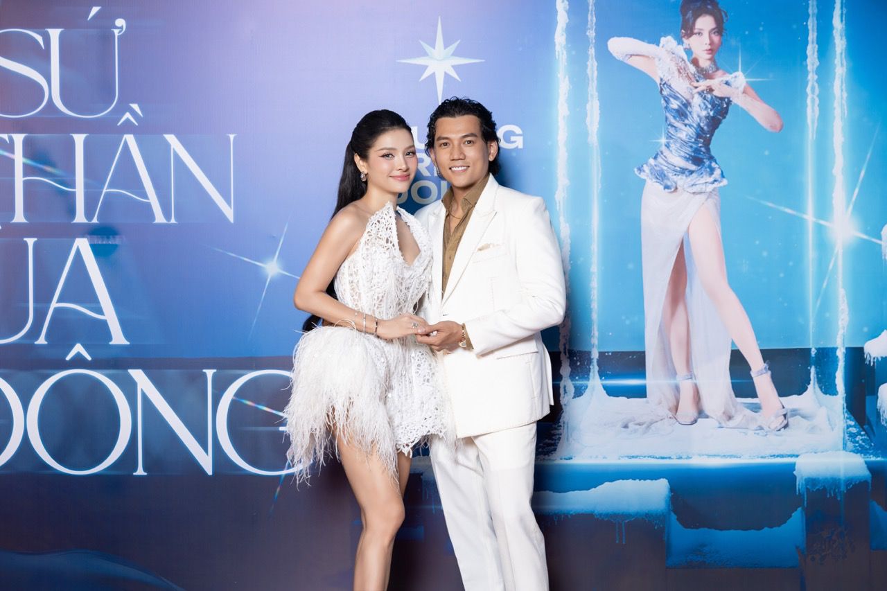 Ong xa den ung ho nu ca si. Anh: Nghe si cung cap.