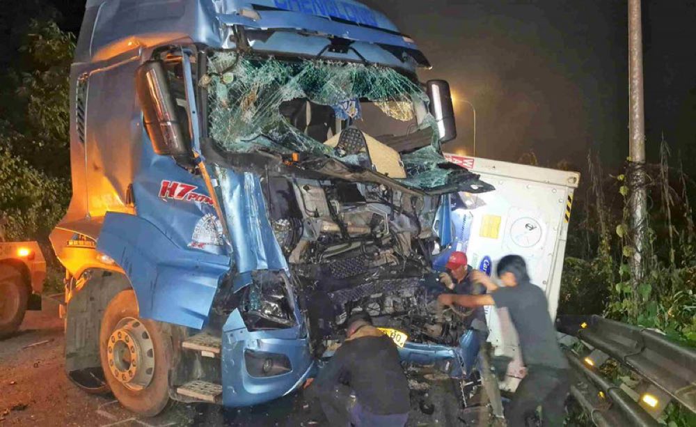 バオロク峠（ラムドン）でトラックと衝突し、コンテナトラックの前部が変形した。写真: グエン・クアン