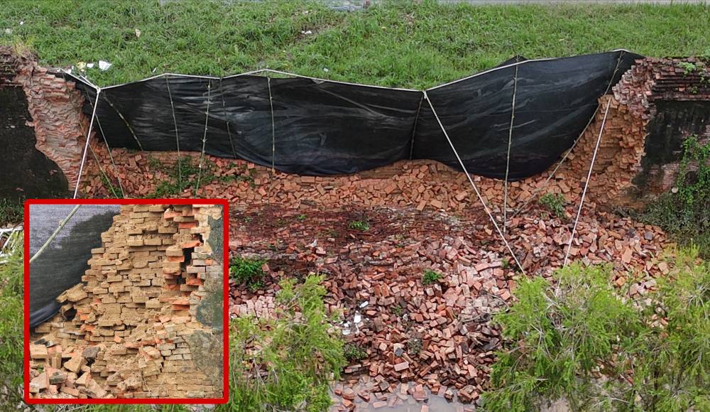 Many sections of the Hue Imperial Citadel wall have cracks and tilts. Photo: Nguyen Luan