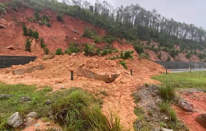 The mountain collapsed on the coastal road in Ky Xuan commune, Ha Tinh province, so the authorities blocked the road and diverted traffic. Photo: Quang Tuan.
