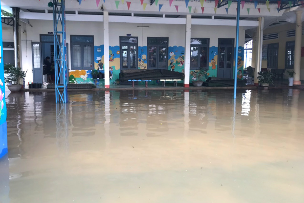 Truong Mam non Phuoc Thang (xa Tuy Phuoc Dong) ngap sau ngay 30.10. Anh: Hoai Phuong