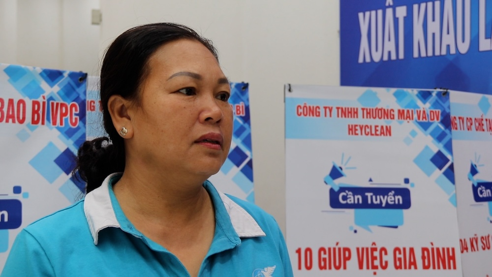 Ba Phung Thi Thu, mot trong hang chuc nguoi lao dong duoc trao hop dong vay von. Anh: My Linh