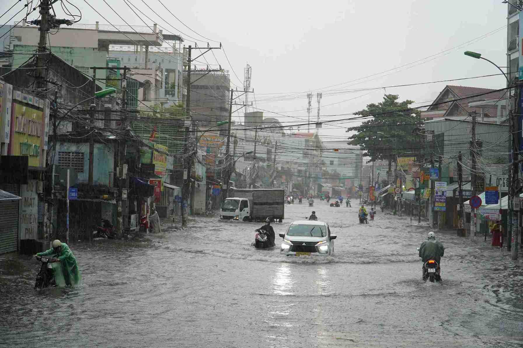 Authorities have warned that many low-lying areas in Khanh Hoa are at risk of flooding if storm No. 13 makes landfall. Photo: Huu Long
