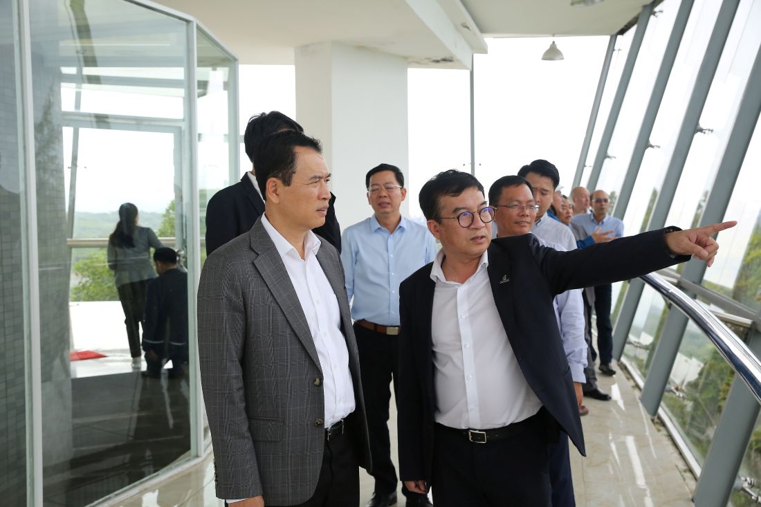 Ong Nguyen Viet Thang - Tong Giam doc BSR gioi thieu ve NMLD Dung Quat voi Doan cong tac cua Bo Cong Thuong Lao