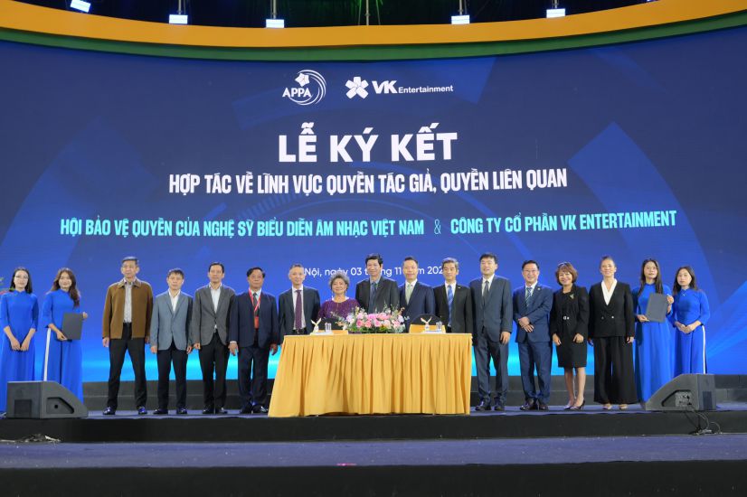 The Association for the Protection of the Rights of Performing Arts (APPA) and VK Entertainment Joint Stock Company (VKE) signed a contract to develop and operate a platform to collect royalties for Vietnamese performing arts. Photo: Organizing Committee