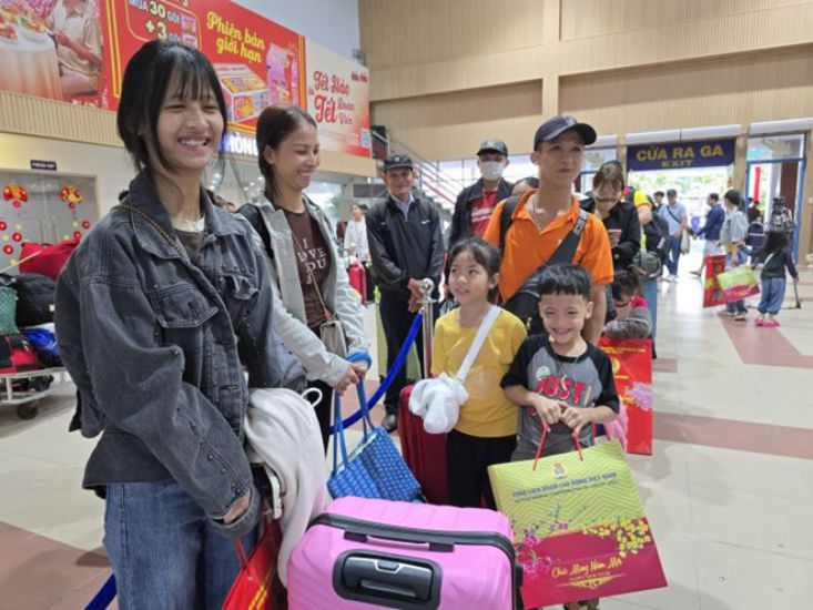 Workers' families excitedly prepare to board the "Union Train - Spring 2025" to return home for Tet. Photo: Nam Duong