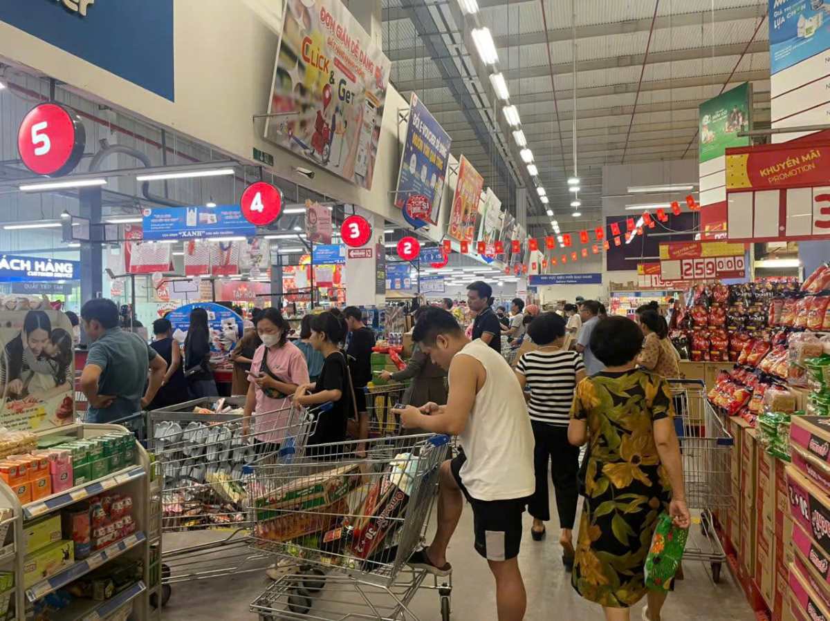 Worried about storm No. 13 Kalmaegi, Khanh Hoa residents rushed to the supermarket to buy necessities. Photo: Phuong Linh