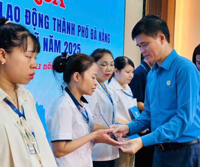Vice President of the Vietnam General Confederation of Labor Ngo Duy Hieu presented support to workers at 29/3 Textile Joint Stock Company, Da Nang. Photo: Tuong Minh