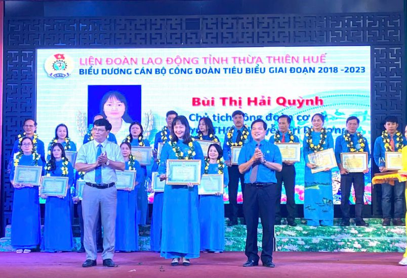Ms. Bui Thi Hai Quynh received a Border Guard Certificate from the Hue City Labor Federation for the Emulation Movement "Good at public affairs, good at home affairs". Photo: Quang An