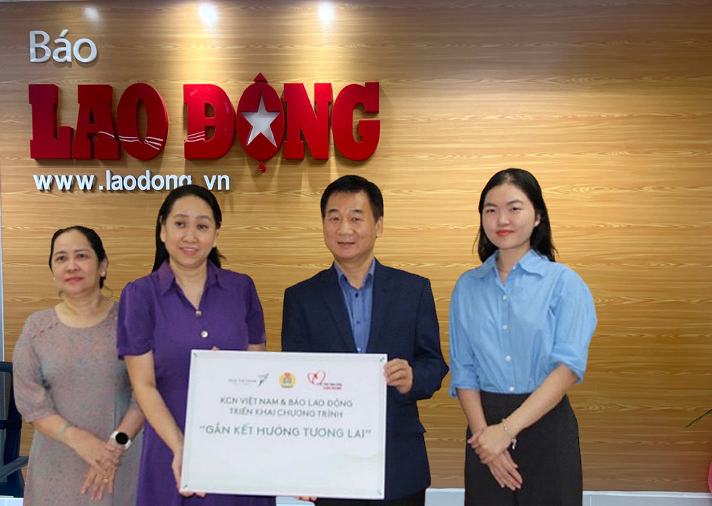 Vietnam Industrial Park Company and Lao Dong Newspaper jointly implemented a program to care for union members, workers and workers' children in difficult circumstances. Photo: Anh Tu