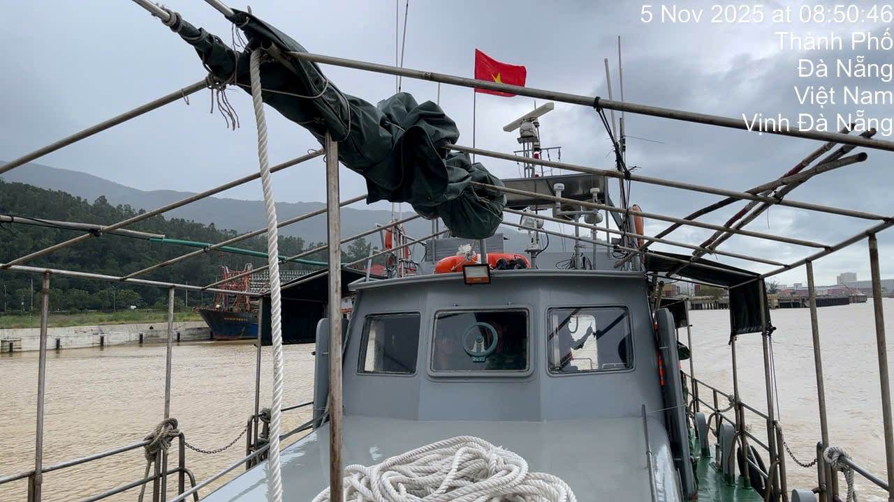Ship of Squadron 2, Border Guard overtook the waves, went to Cu Lao Cham Island, Da Nang to take people to the emergency room. Photo: Van Thi