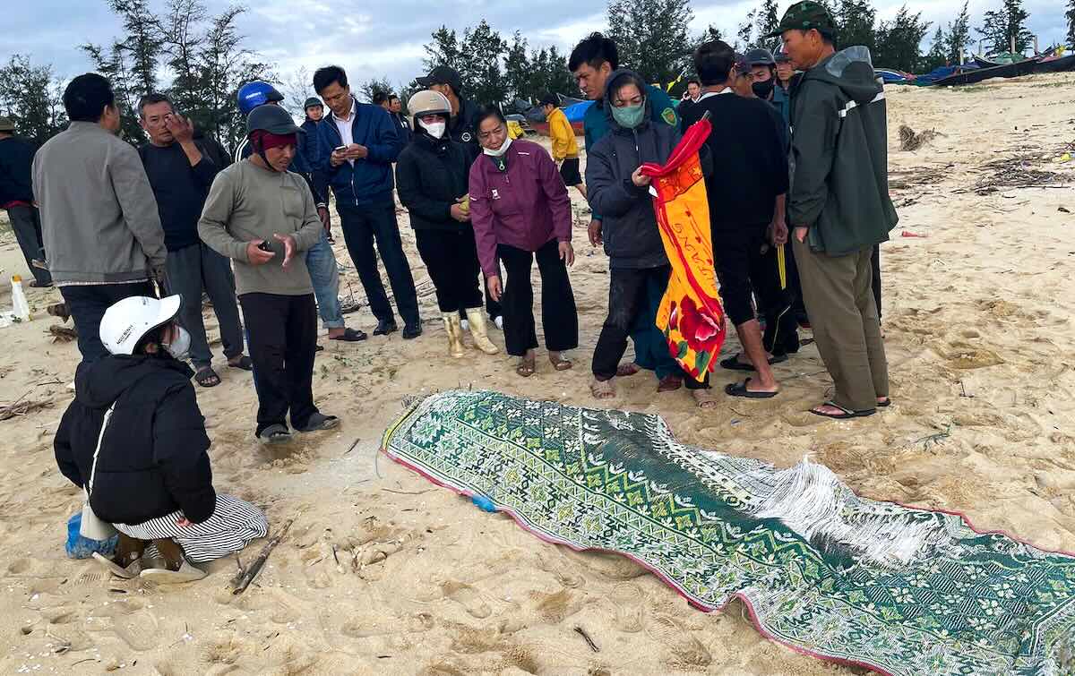 The man's body drifted ashore in Quang Tri. Photo: Border Guard