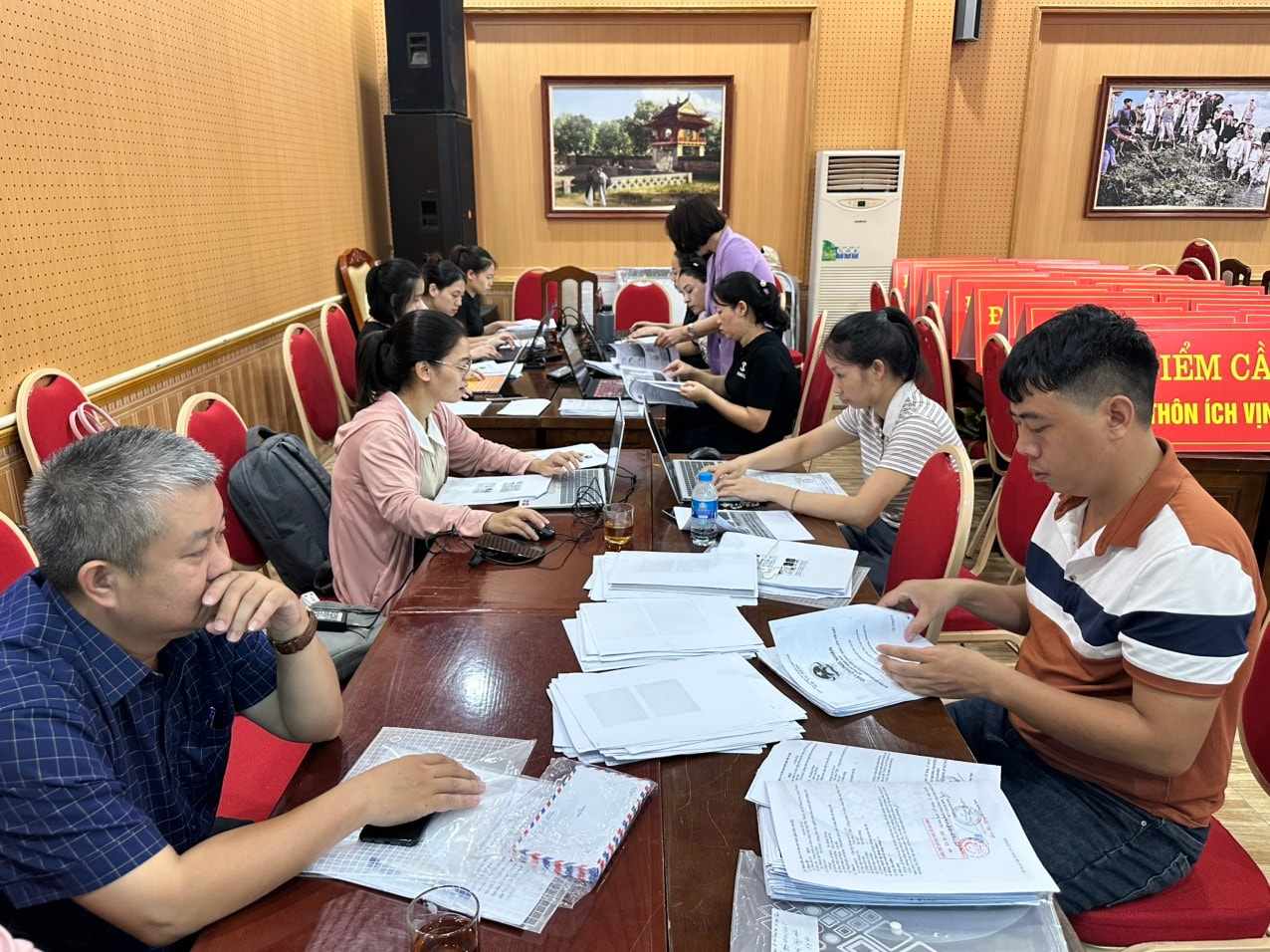 Thanh vien to cong tac tien hanh nhap du lieu so do phuc vu chien dich 90 ngay lam giau, lam sach du lieu dat dai. Anh: UBND xa Dai Thanh