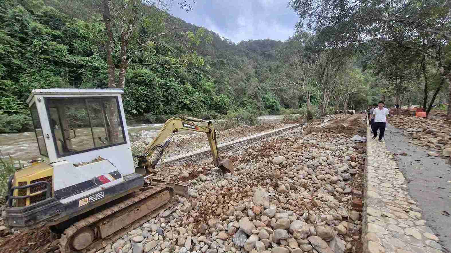 Bờ kè xây dựng sai phép có dấu hiệu lấn chiếm hành lang an toàn sông Đạ Quay. Ảnh: Phúc Khánh