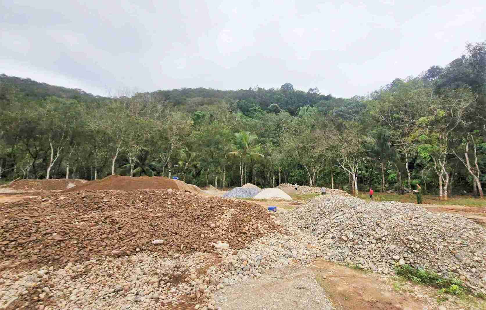 Số lượng lớn cát, sỏi khủng tập kết tại đại công trường khai thác khoáng sản trái phép ven sông Đạ Quay (Lâm Đồng). Ảnh: Phúc Khánh