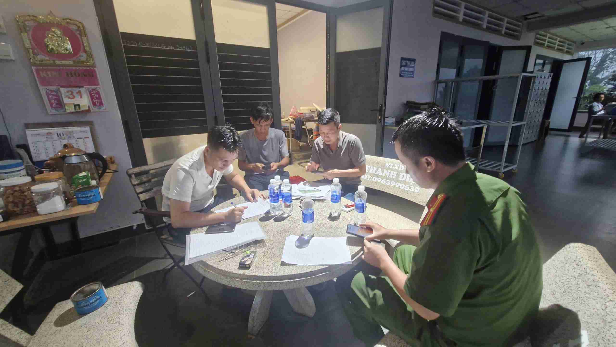 Cơ quan chức năng làm việc với những người liên quan. Ảnh: Phúc Khánh