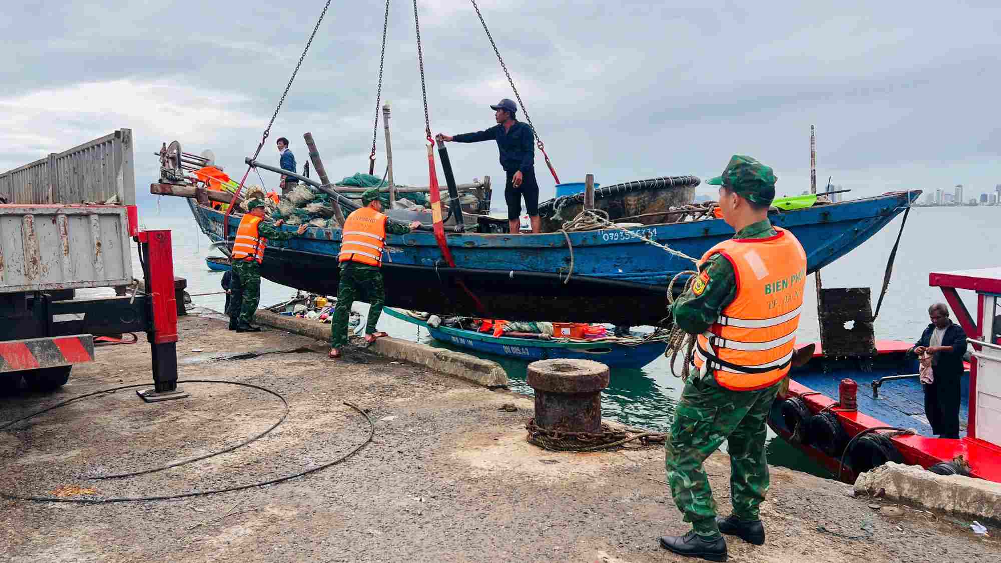 Sang 5.11, Boi doi bien phong Da Nang giup ngu dan Son Tra dua tau thuyen danh ca len bo tranh bao so 13. Anh: Van Thi