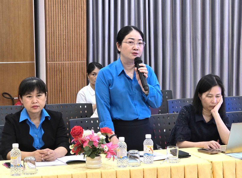 Ms. Nguyen Kim Loan - Vice President of the Ho Chi Minh City Labor Federation (standing) - suggested that building a team of Vietnamese entrepreneurs must be associated with the solution to build a Vietnamese working class because these two forces have a close relationship. Photo: Nam Duong