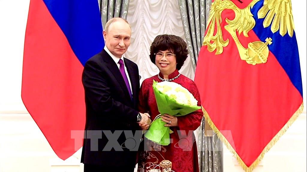 President Vladimir Putin and Hero of Labor Thai Huong. Photo: VNA